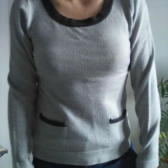 RW & Co Grey Contrast Trim Sweater w. Pockets - Picture 7 of 7